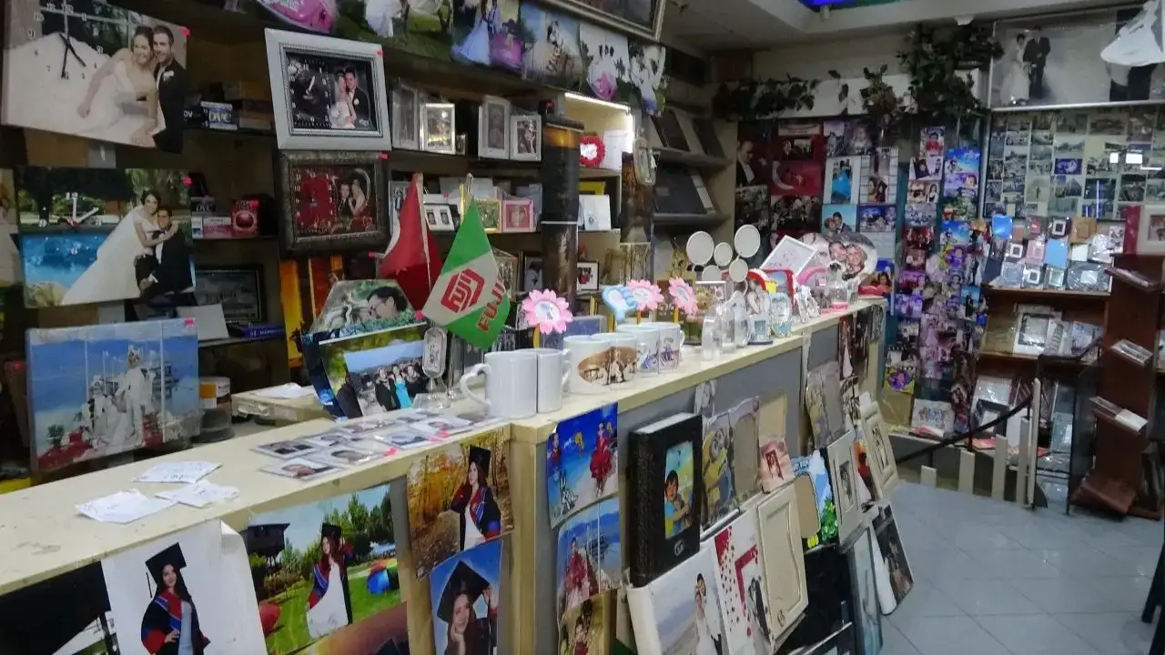 Burdur’da Atatürk’ü Fotoğraflayan Dedesinin İzinde: 54 Yıldır Aynı Dükkanda! 1